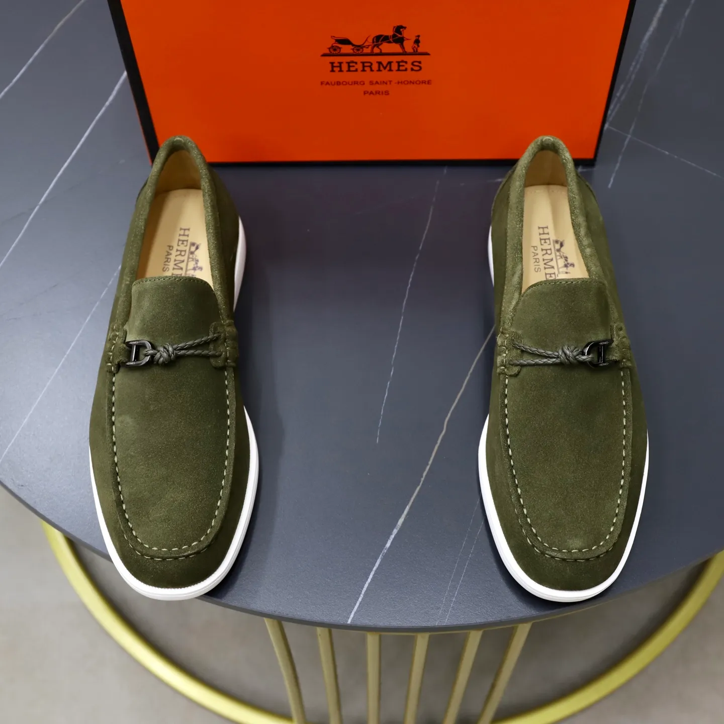 Ex-factory price: 540💰Hermès/Hermès slip-on men's shoes. This shoe is made of imported cow suede leather, with simple and smooth lines, and a 3CM rubber foam ultra-light sole combined with aerodynamic design! Youthful and fashionable, H button decoration, contrasting leather embellishment on the heel, calf lining to gently wrap your feet, with embossed logo cowhide feet, leather rock strips, casual and urban style, highlighting youthful vitality, sports and leisure version, super versatile Size number: 38-39-40-41-42-43-44 Standard leather shoe size (45 can be customized but does not support returns)